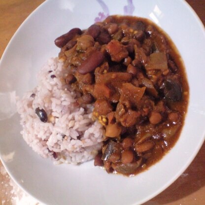 ひよこ豆と、赤インゲン豆を煮ていて、こちらのカレーがとても美味しそうなので食べたくなりました(´∀｀*)ひよこ豆だけでも美味しいはず！ありがとうございます☆